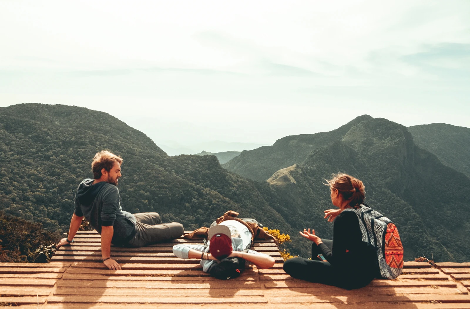 Grupo de amigos descansando num mirante nas montanhas