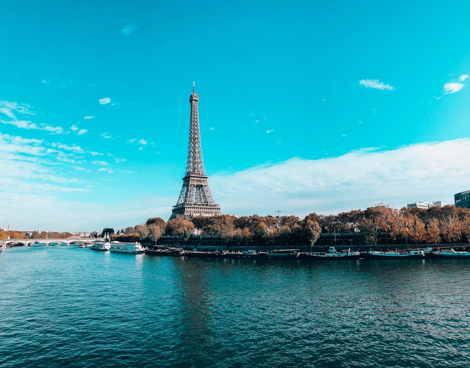 Torre Eiffel vista do Rio Sena, em Paris