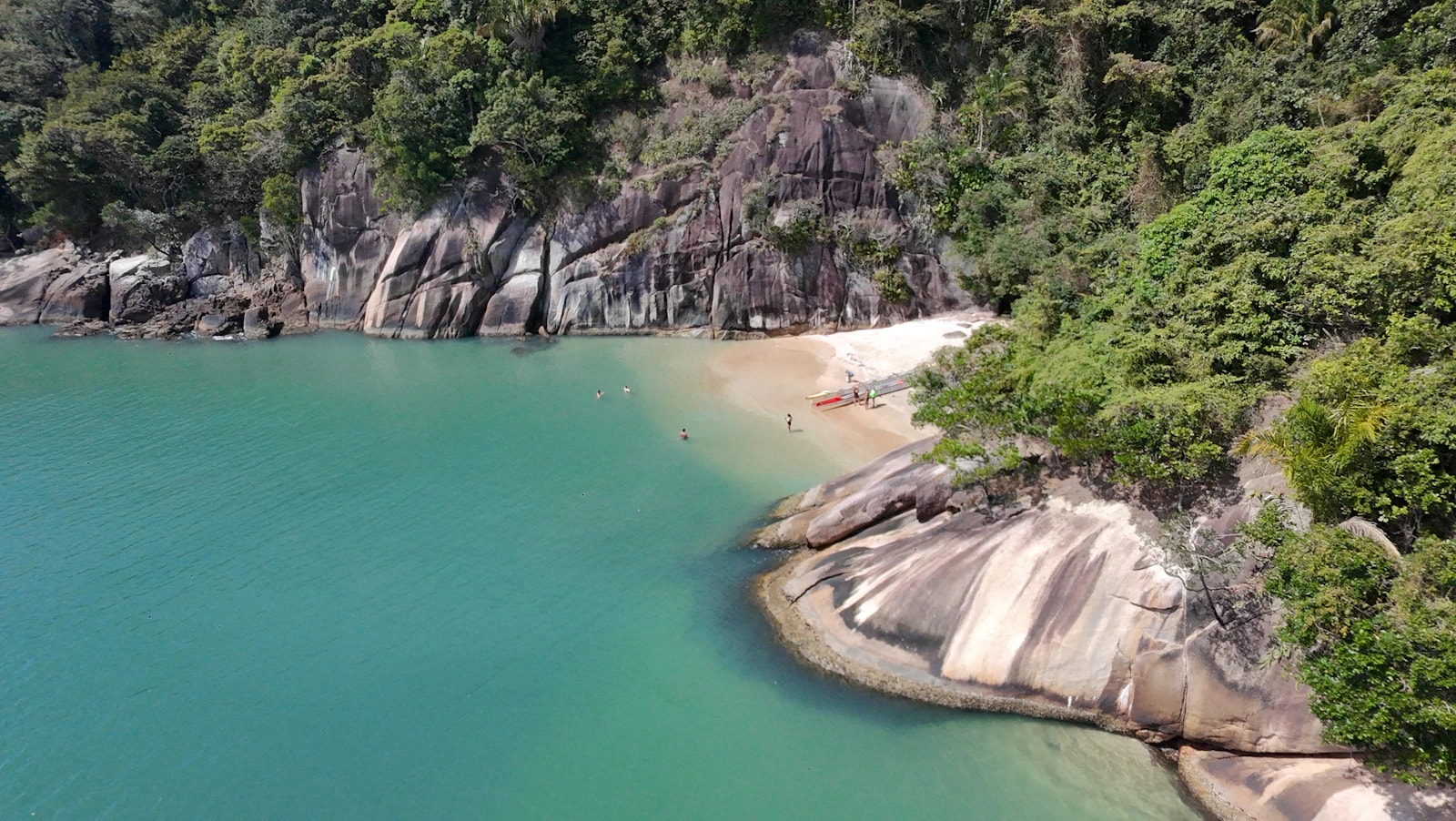 Vista aérea de enseada com praia e mata atlântica na costa brasileira