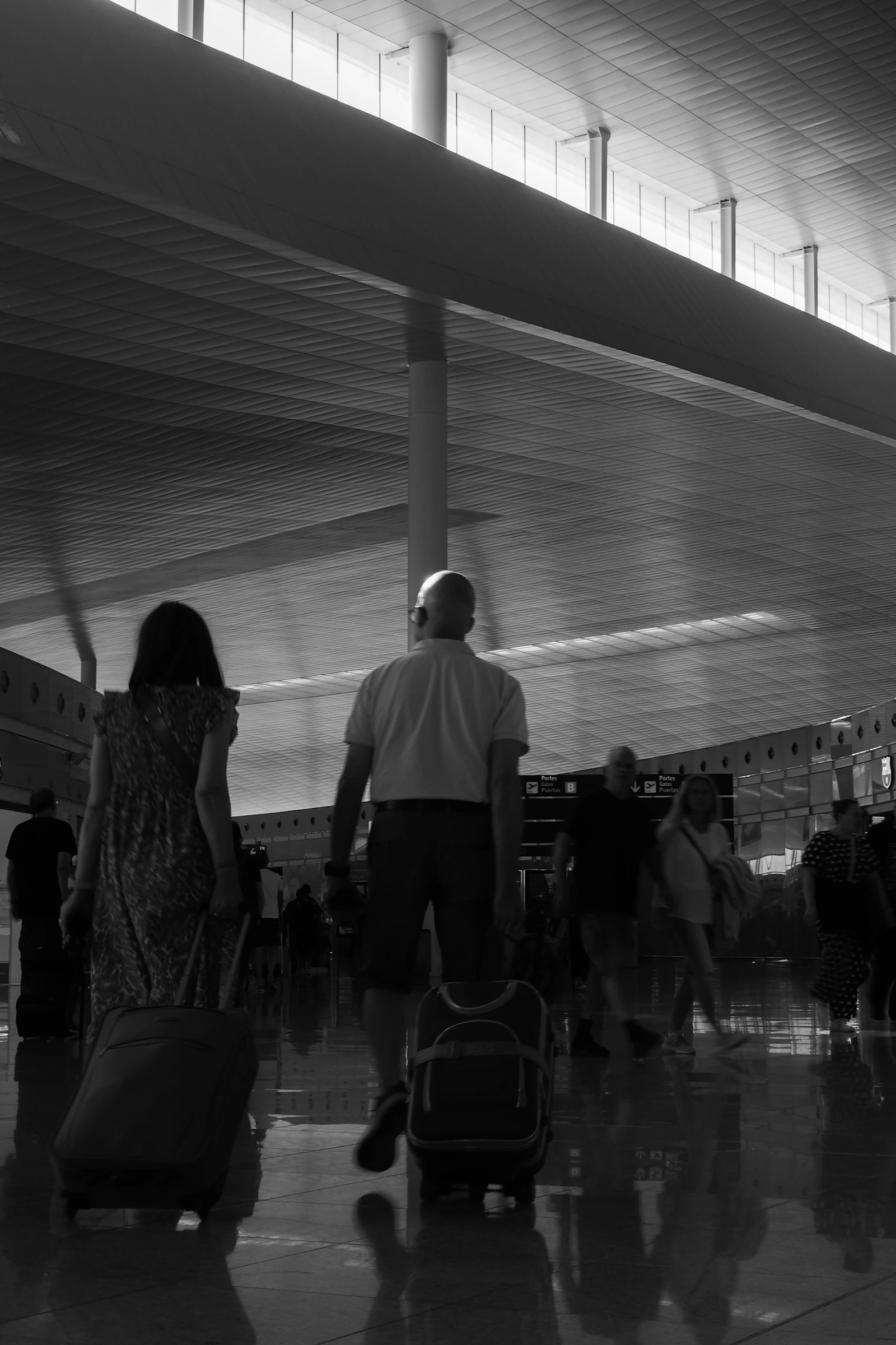 Viajantes com malas caminhando em terminal de aeroporto