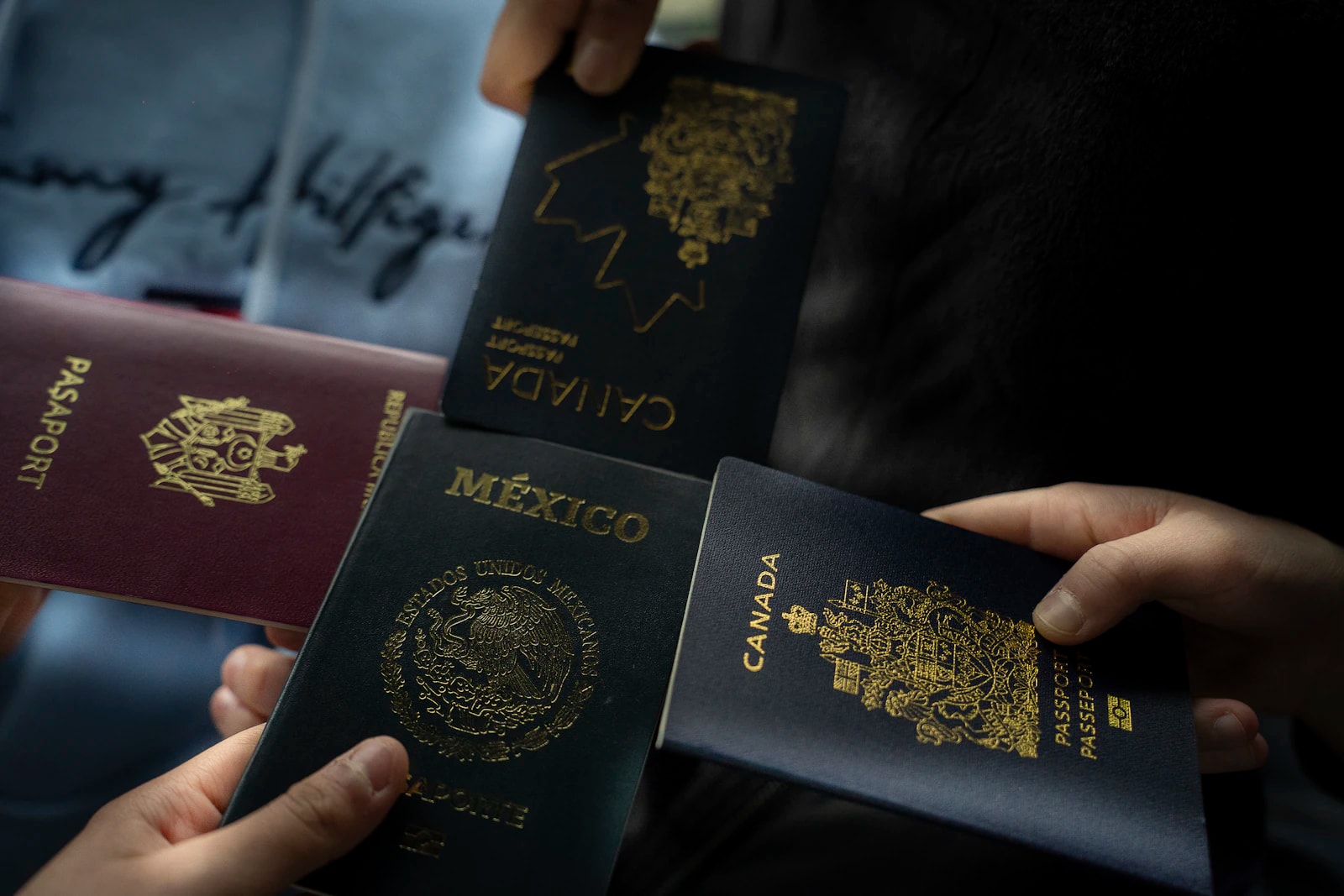Passaportes de diferentes países (México, Canadá e outros) sendo comparados