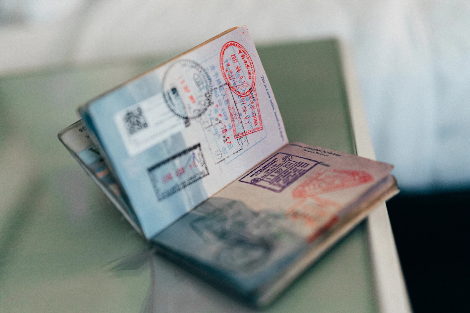 Passaporte aberto com carimbos de viagem coloridos
