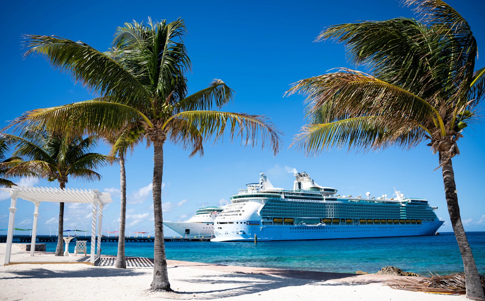Navio de cruzeiro atracado em praia tropical