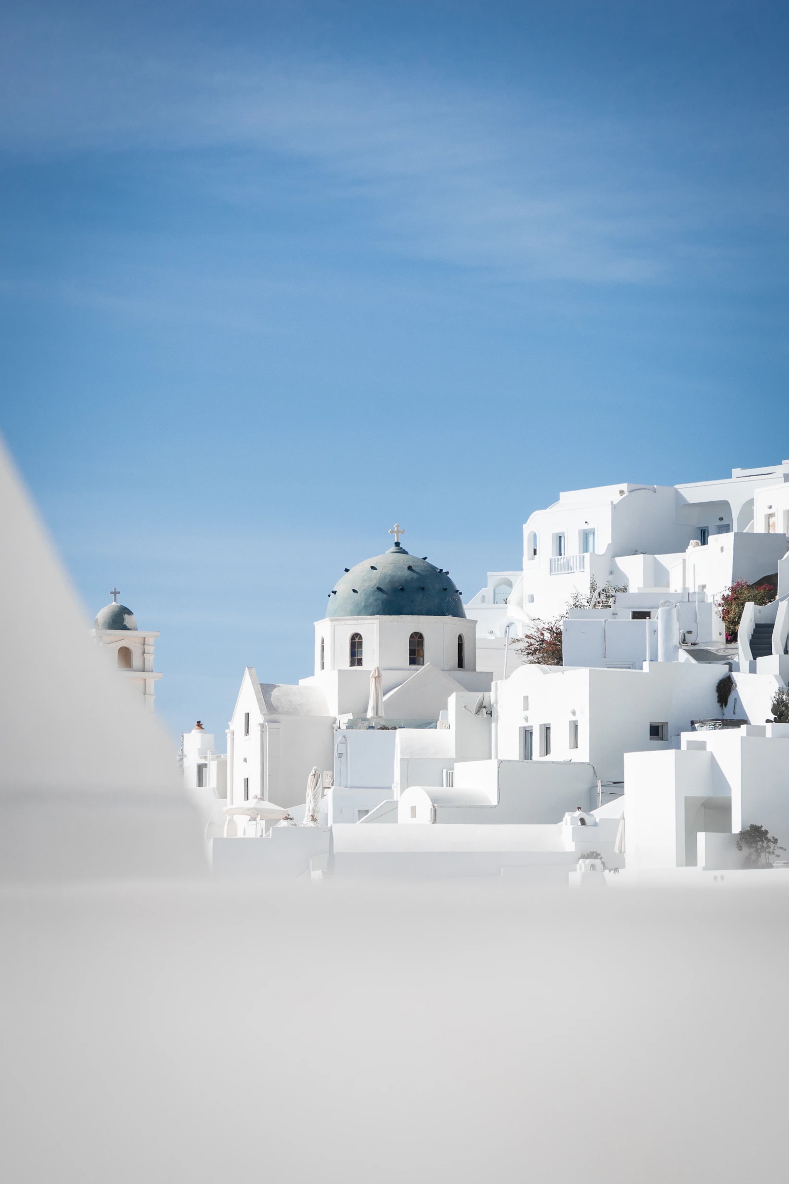 Vilarejo branco com cúpula azul em Santorini, na Europa
