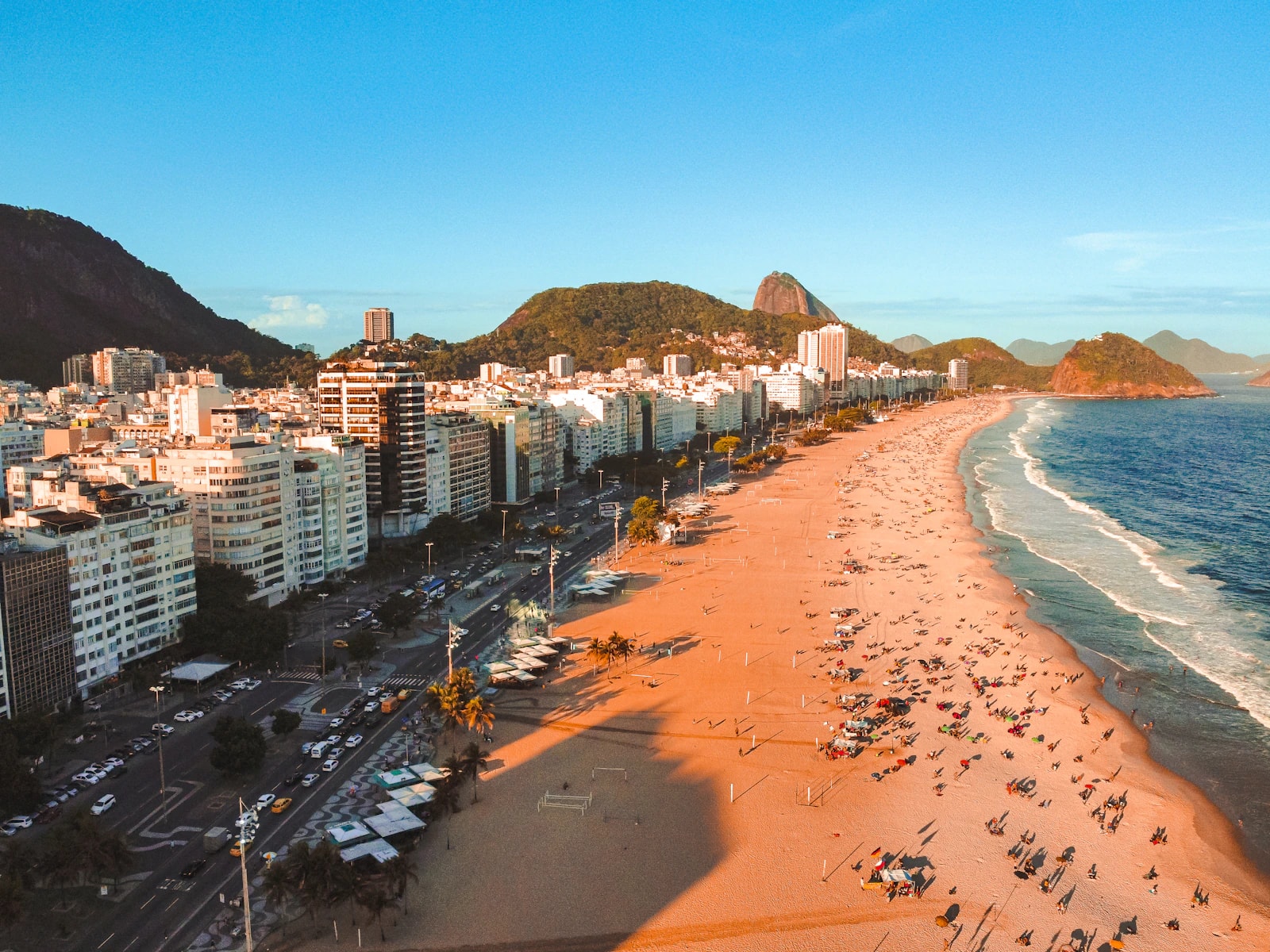 Vista aérea de Copacabana e do Pão de Açúcar em dia ensolarado