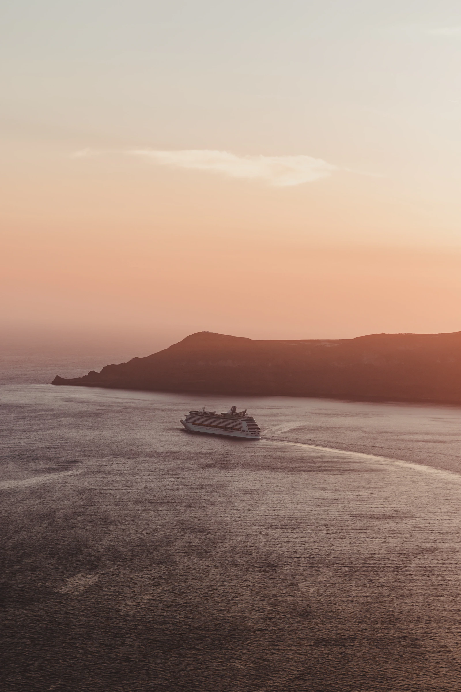 Navio de cruzeiro navegando ao pôr do sol